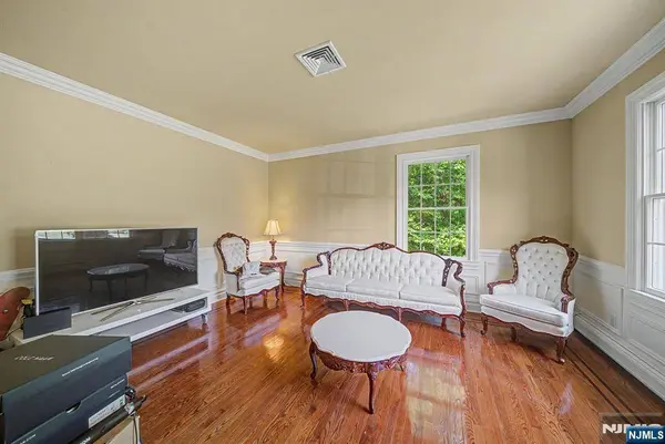 1 Overlook RDG, Oakland, NJ 07436