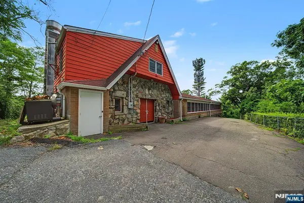16 Weir PL, Ringwood, NJ 07456