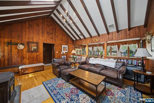 16 Weir PL, Ringwood, NJ 07456