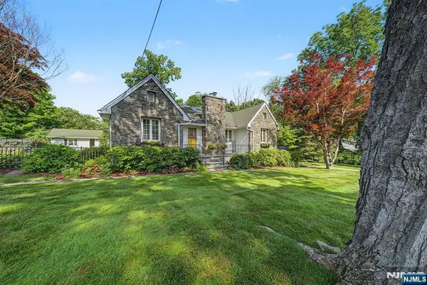16 Weir PL, Ringwood, NJ 07456