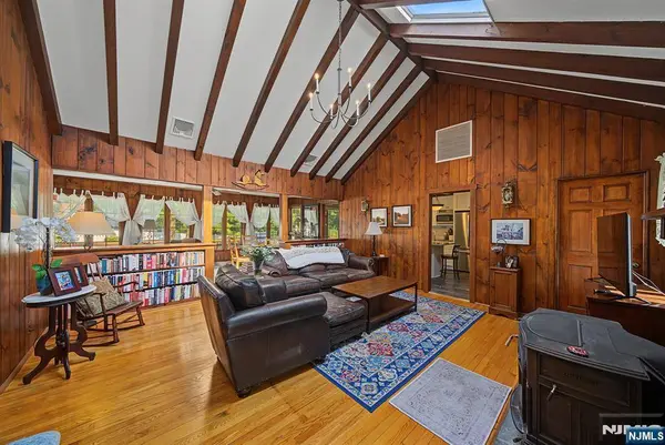 16 Weir PL, Ringwood, NJ 07456