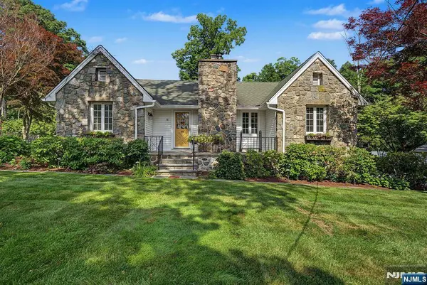 16 Weir PL, Ringwood, NJ 07456