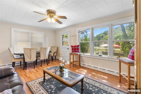 47 Lakeview TER, Oakland, NJ 07436
