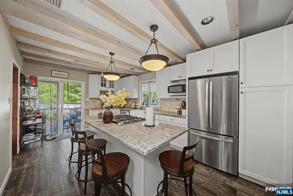 16 Weir PL, Ringwood, NJ 07456