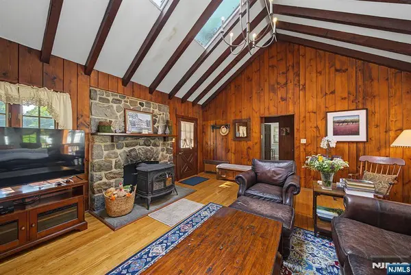 16 Weir PL, Ringwood, NJ 07456