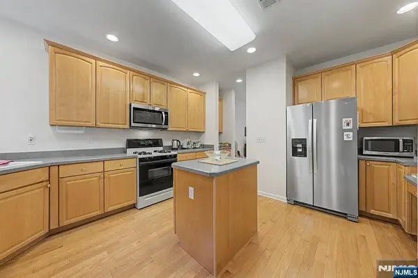 29 Skytop RDG, Oakland, NJ 07436