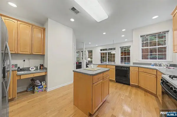 29 Skytop RDG, Oakland, NJ 07436