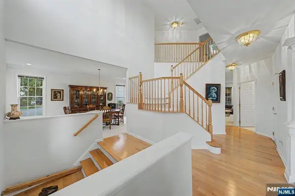 29 Skytop RDG, Oakland, NJ 07436