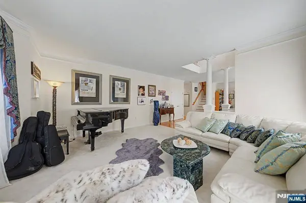 6 Boulder RUN, Oakland, NJ 07436