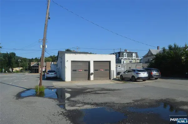 5 Maple AVE, Oakland, NJ 07436