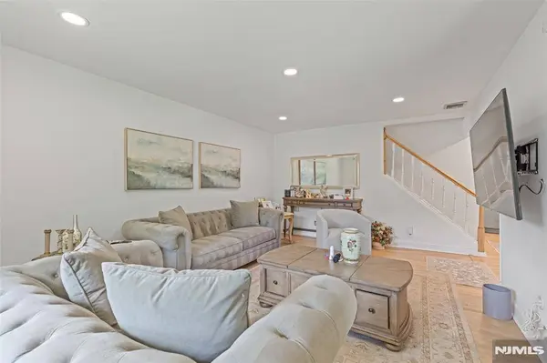 34 Andrew AVE, Oakland, NJ 07436