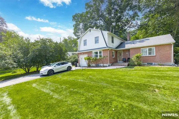 34 Andrew AVE, Oakland, NJ 07436