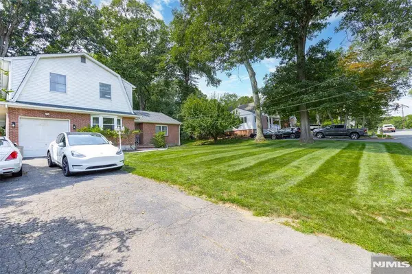 34 Andrew AVE, Oakland, NJ 07436