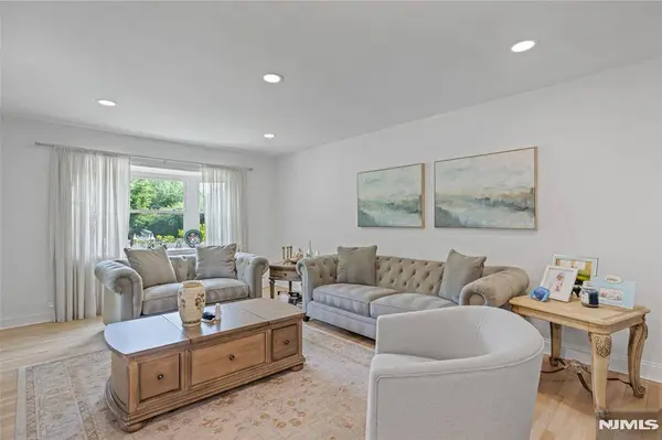 34 Andrew AVE, Oakland, NJ 07436