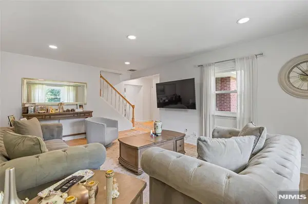 34 Andrew AVE, Oakland, NJ 07436