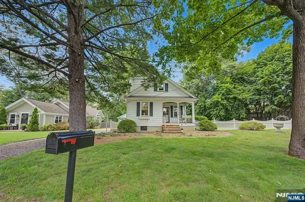 41 Poplar ST, Oakland, NJ 07436