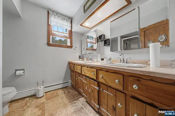 41 Poplar ST, Oakland, NJ 07436