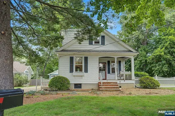 41 Poplar ST, Oakland, NJ 07436