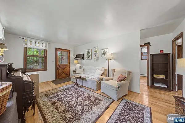 41 Poplar ST, Oakland, NJ 07436