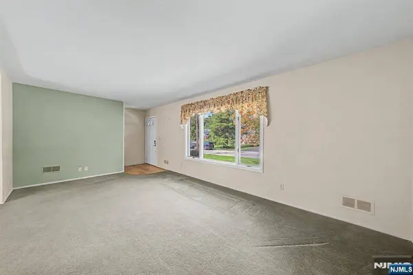 5 Holyoke DR, Oakland, NJ 07436