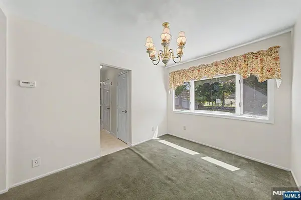 5 Holyoke DR, Oakland, NJ 07436