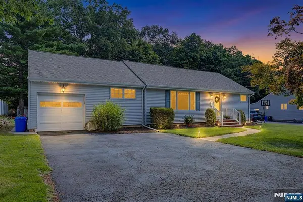 5 Holyoke DR, Oakland, NJ 07436