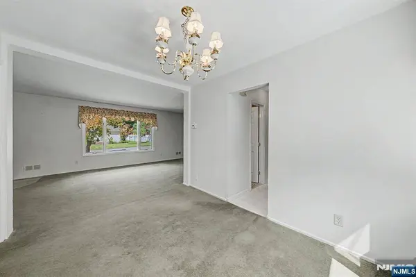 5 Holyoke DR, Oakland, NJ 07436