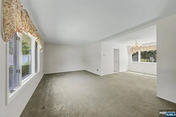5 Holyoke DR, Oakland, NJ 07436
