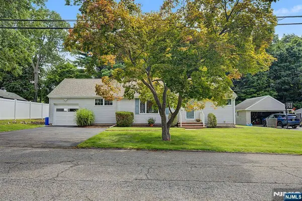 5 Holyoke DR, Oakland, NJ 07436