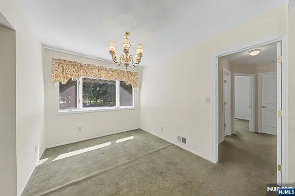 5 Holyoke DR, Oakland, NJ 07436