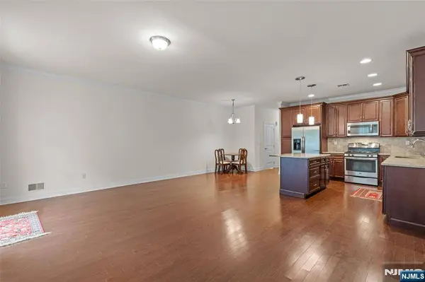 52 Parkside DR, Wanaque, NJ 07420