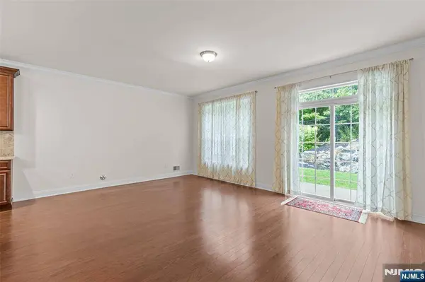 52 Parkside DR, Wanaque, NJ 07420