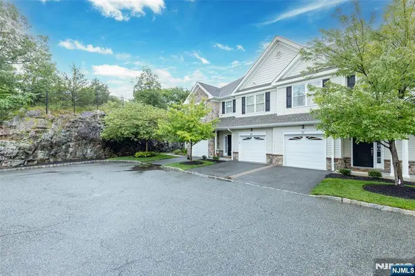 52 Parkside DR, Wanaque, NJ 07420