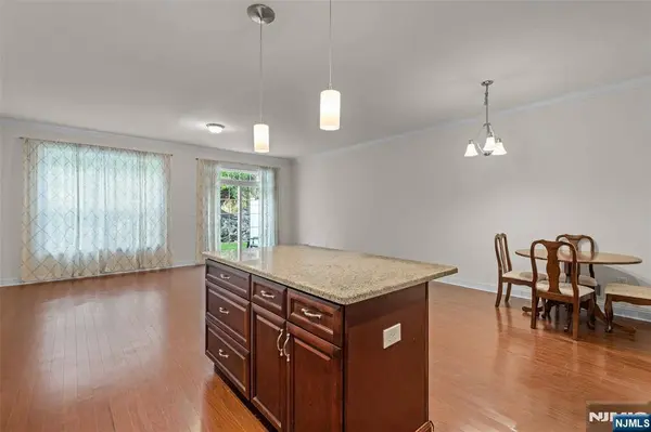 52 Parkside DR, Wanaque, NJ 07420