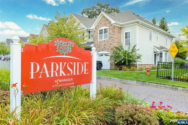 52 Parkside DR, Wanaque, NJ 07420
