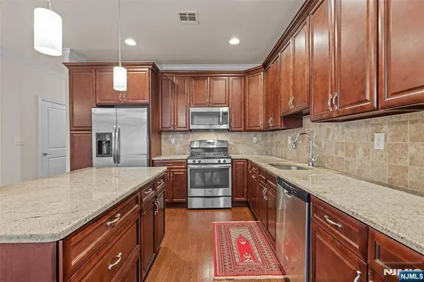 52 Parkside DR, Wanaque, NJ 07420