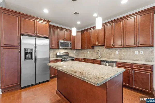52 Parkside DR, Wanaque, NJ 07420