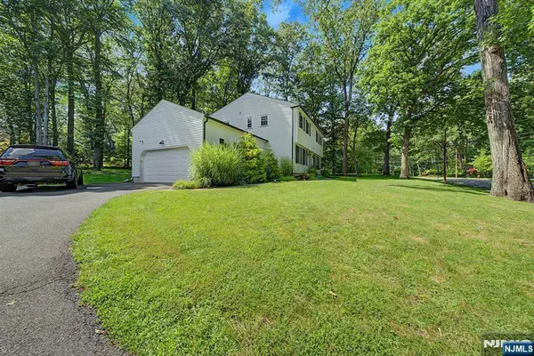 61 Heatherhill LN, Woodcliff Lake, NJ 07677