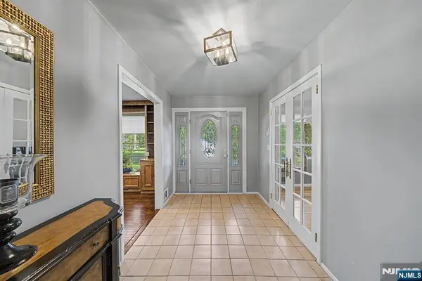 61 Heatherhill LN, Woodcliff Lake, NJ 07677