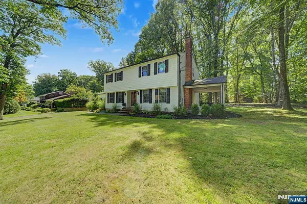 61 Heatherhill LN, Woodcliff Lake, NJ 07677