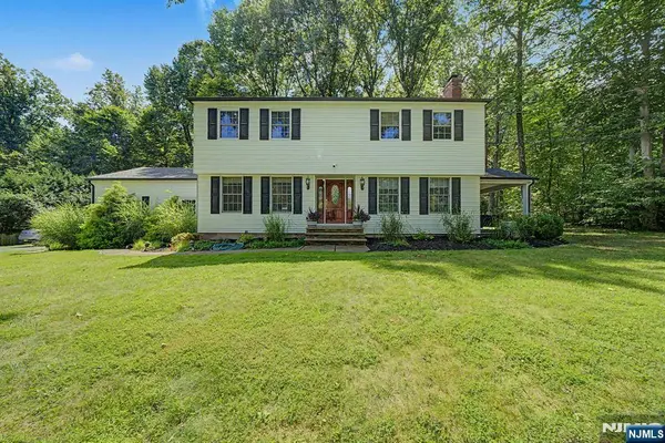 61 Heatherhill LN, Woodcliff Lake, NJ 07677