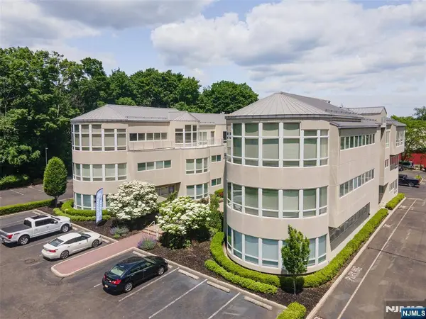 860 Wyckoff AVE, Mahwah, NJ 07430