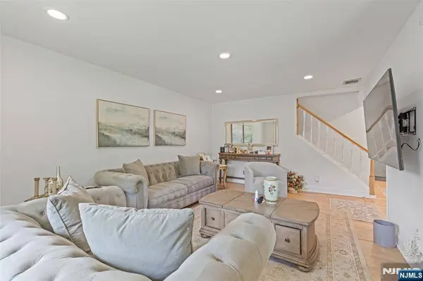 34 Andrew AVE, Oakland, NJ 07436