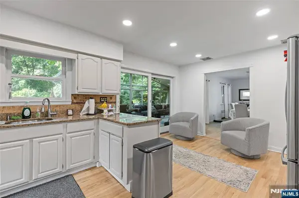 34 Andrew AVE, Oakland, NJ 07436