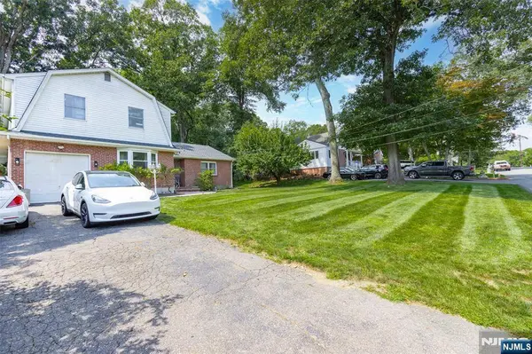 34 Andrew AVE, Oakland, NJ 07436
