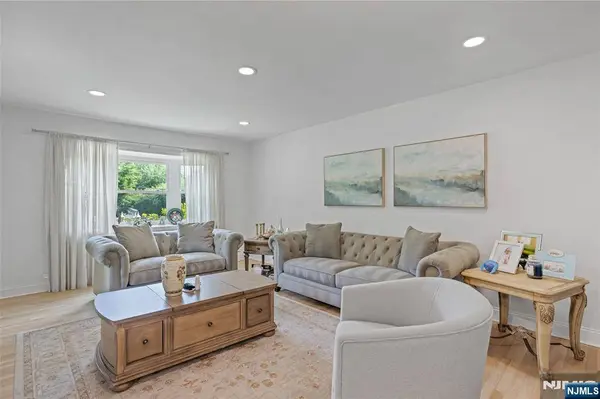 34 Andrew AVE, Oakland, NJ 07436