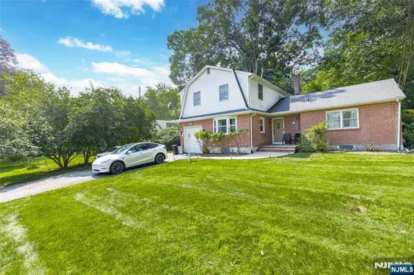 34 Andrew AVE, Oakland, NJ 07436
