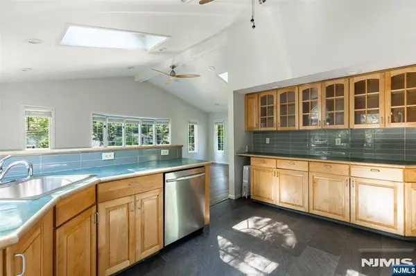 43 Spring Valley AVE, Paramus, NJ 07652