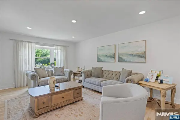 34 Andrew AVE, Oakland, NJ 07436