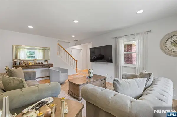 34 Andrew AVE, Oakland, NJ 07436